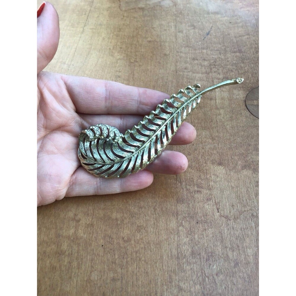 Vintage Leaf /feather Shaped Brooch With Reinstones And Gold Tone